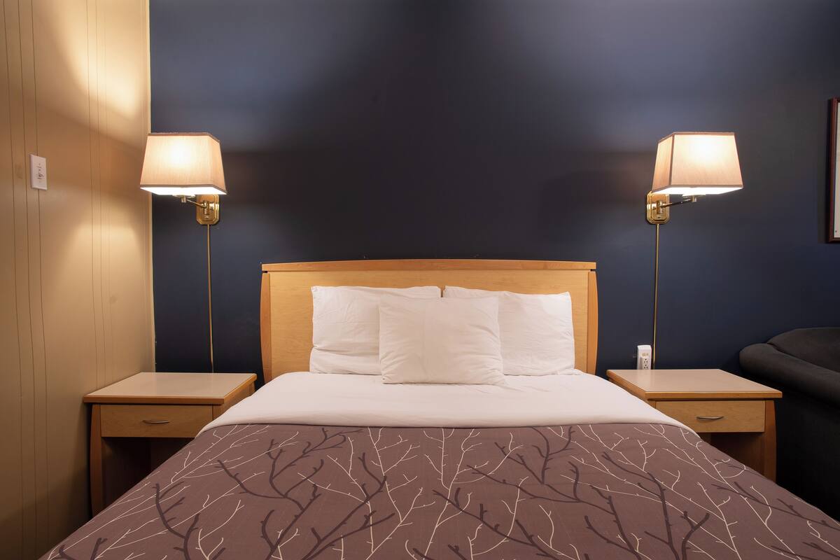 Signature Room | Desk, blackout drapes, iron/ironing board, free WiFi