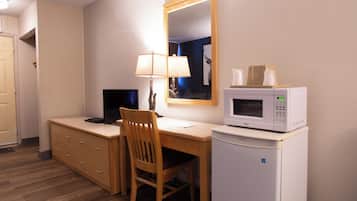 Bureau, rideaux d’obscurcissement, fer et planche à repasser