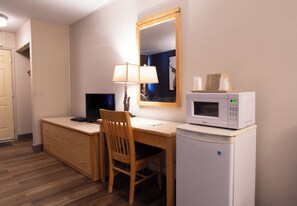 مكتب وستائر تعتيم ومكواة/لوح كي وواي فاي مجانًا