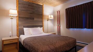 Suite Standard | Bureau, rideaux d’obscurcissement, fer et planche à repasser