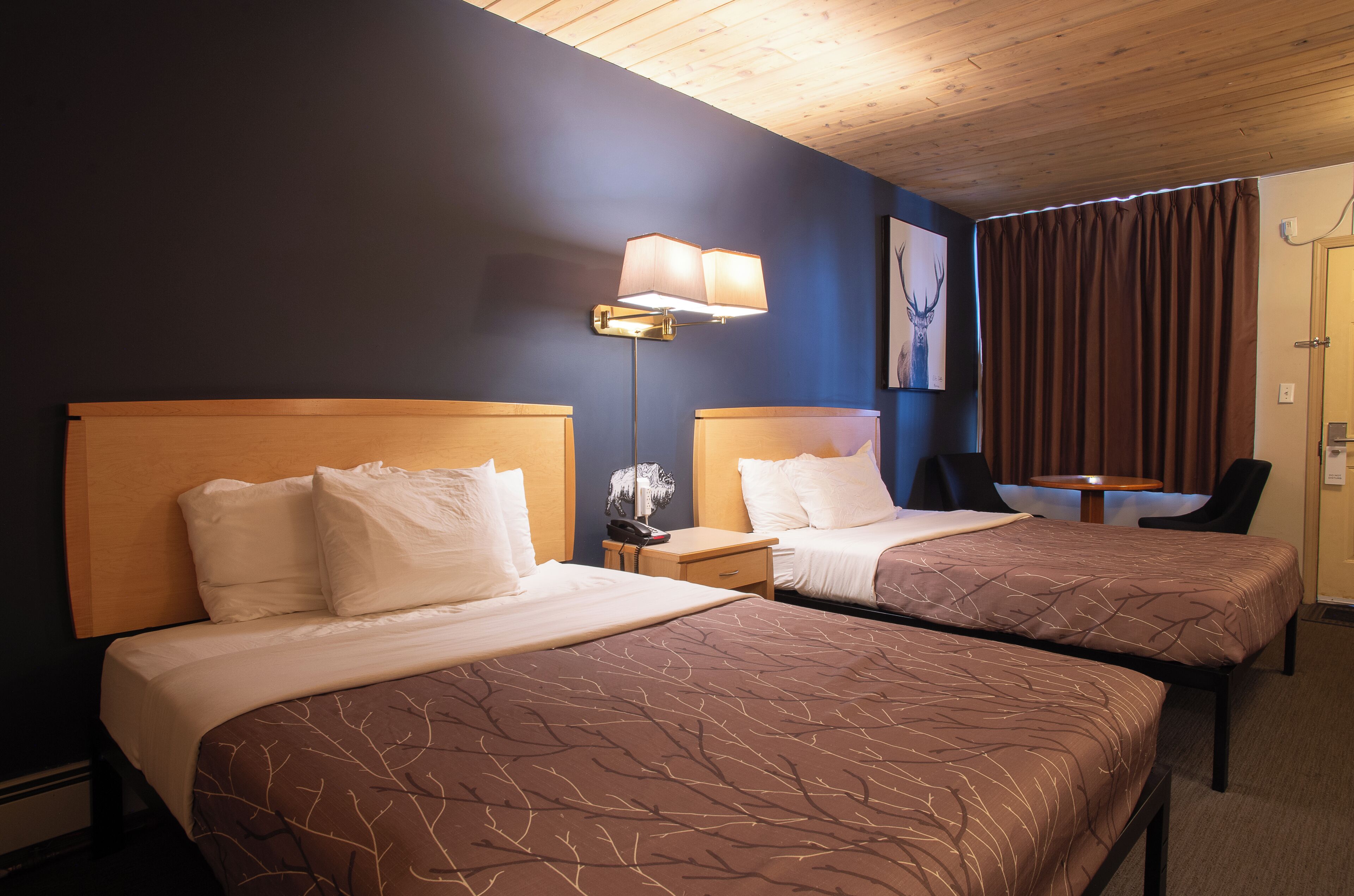 Quarto casal standard | Escrivaninha, cortinas blackout, ferros/tábuas de passar roupa