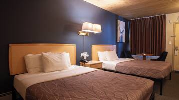 Quarto casal standard | Escrivaninha, cortinas blackout, ferros/tábuas de passar roupa