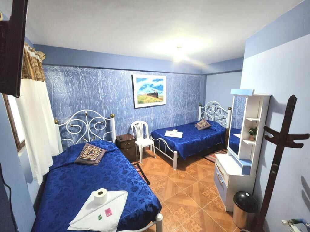 Habitación básica con 2 camas individuales, patio, vistas al patio