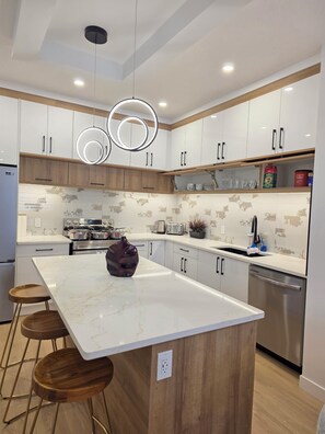 Private kitchen - Pakallen De-Paris Ensuite Master Bdrm 5 min to UofA, UofA Hospital. Free wifi (Edmonton)