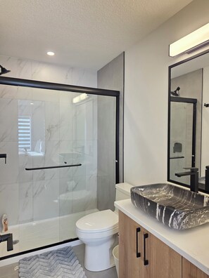 Hair dryer, towels, soap, toilet paper - Pakallen De-Paris Ensuite Master Bdrm 5 min to UofA, UofA Hospital. Free wifi (Edmonton)