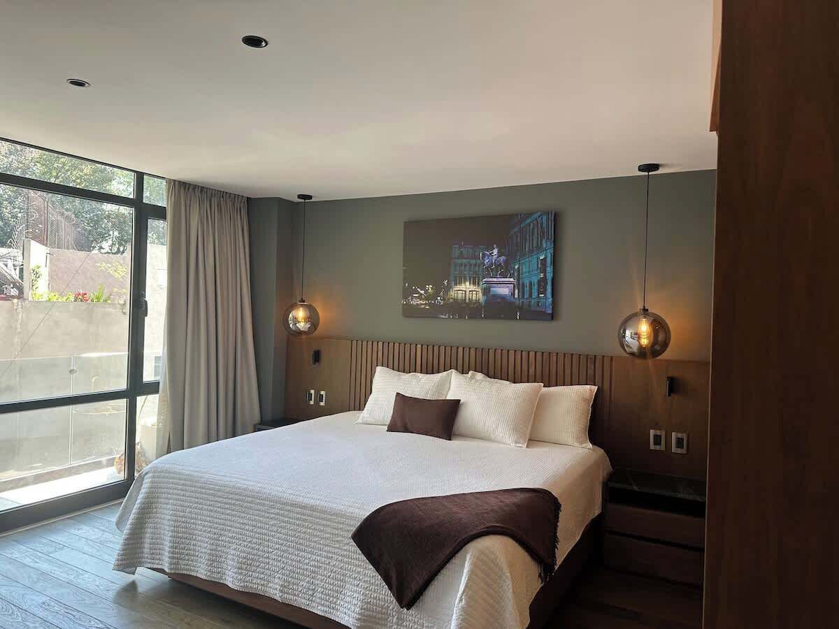 Tabla de planchar con plancha, wifi y ropa de cama 