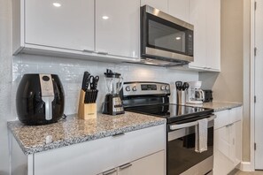 Frigorifero, microonde, forno, piano cottura