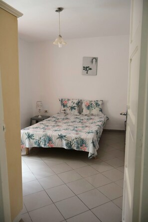 1 bedroom, bed sheets