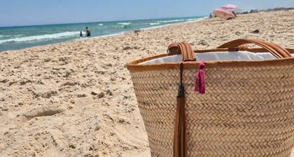 Air-conditioned, waterfront apartment Ideal for relaxing vacations at plage☀️⛱️