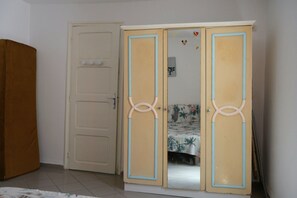 1 bedroom, bed sheets