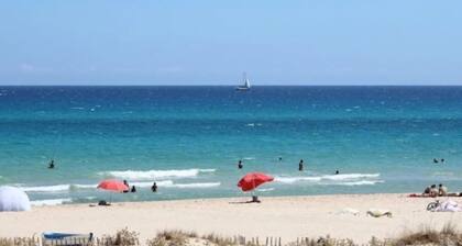 Air-conditioned, waterfront apartment Ideal for relaxing vacations at plage☀️⛱️