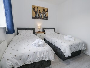 3 bedrooms, individually decorated, individually furnished, free WiFi - 8 Park View Grove (Weymouth)