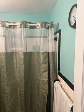 Towels, soap, shampoo, toilet paper - Family friendly Home, 3BR, Old Town, Nat. Harbor & DC. Nice neighborhood (Alexandria)