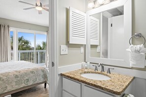 2 bedrooms, iron/ironing board, WiFi, bed sheets - Sunkissed- Pet friendly, short stroll to beach! (Port St. Joe)
