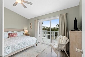 2 bedrooms, iron/ironing board, WiFi, bed sheets - Sunkissed- Pet friendly, short stroll to beach! (Port St. Joe)