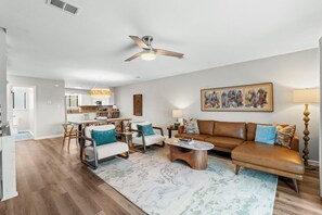 TV - Sunkissed- Pet friendly, short stroll to beach! (Port St. Joe)