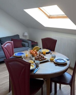 Dining - Les Goélands | Sea view, steps from the beach (Saint-Valery-en-Caux)