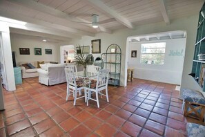 TV - Serenity House - Tranquil Garden & Pets Welcome! (Englewood)