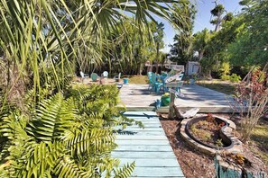 Property grounds - Serenity House - Tranquil Garden & Pets Welcome! (Englewood)