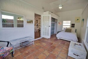 3 bedrooms, WiFi, bed sheets, wheelchair access - Serenity House - Tranquil Garden & Pets Welcome! (Englewood)