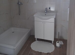 Shower, hair dryer, towels - Apartments Biba Murter - One Bedroom Apartment (Jezera)