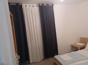 2 slaapkamers, een strijkplank/strijkijzer, internet, beddengoed