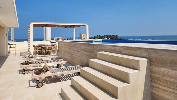 A rooftop terrace with a pool, outdoor seating, and a view of the ocean. - Ocean View / Swimming pool / Wifi (Boca del Río)