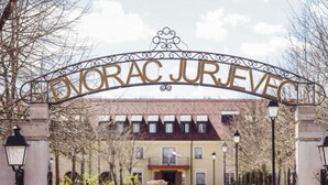 Une entrée fermée par un portail, sur laquelle on peut lire l’inscription « Dvorac Jurjevec ».