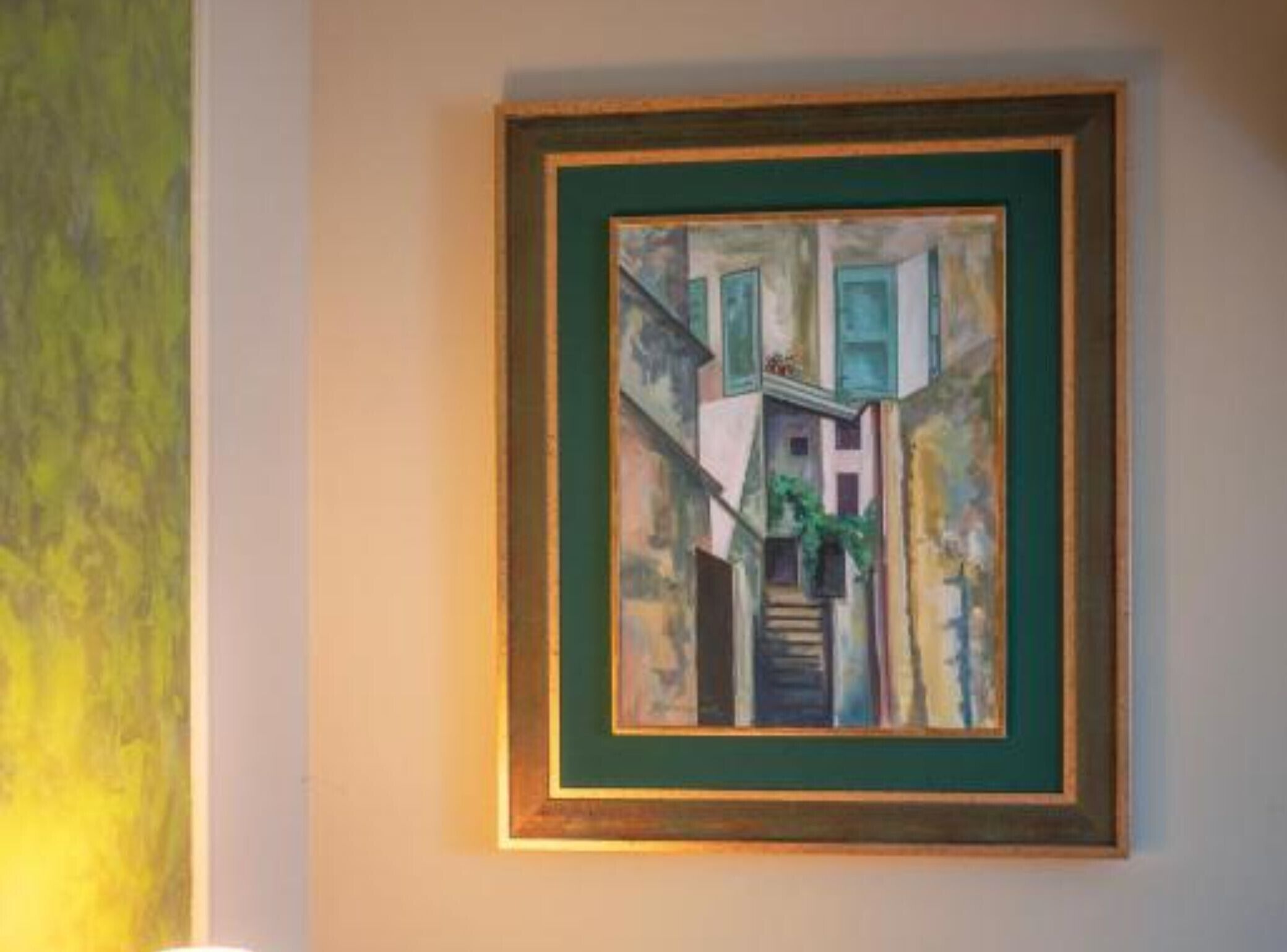 Un tableau encadré représentant un bâtiment avec un escalier.