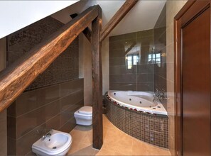 Douche, sĂšche-cheveux, serviettes fournies