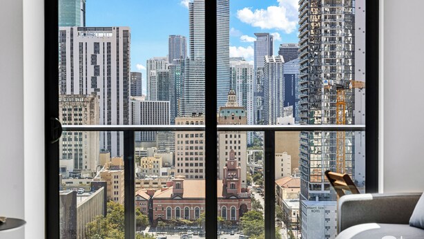 Vista panorámica de la ciudad desde un edificio moderno con interior contemporáneo.
