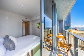 Appartement, balkon, uitzicht op stad | Een strijkplank/strijkijzer, gratis wifi