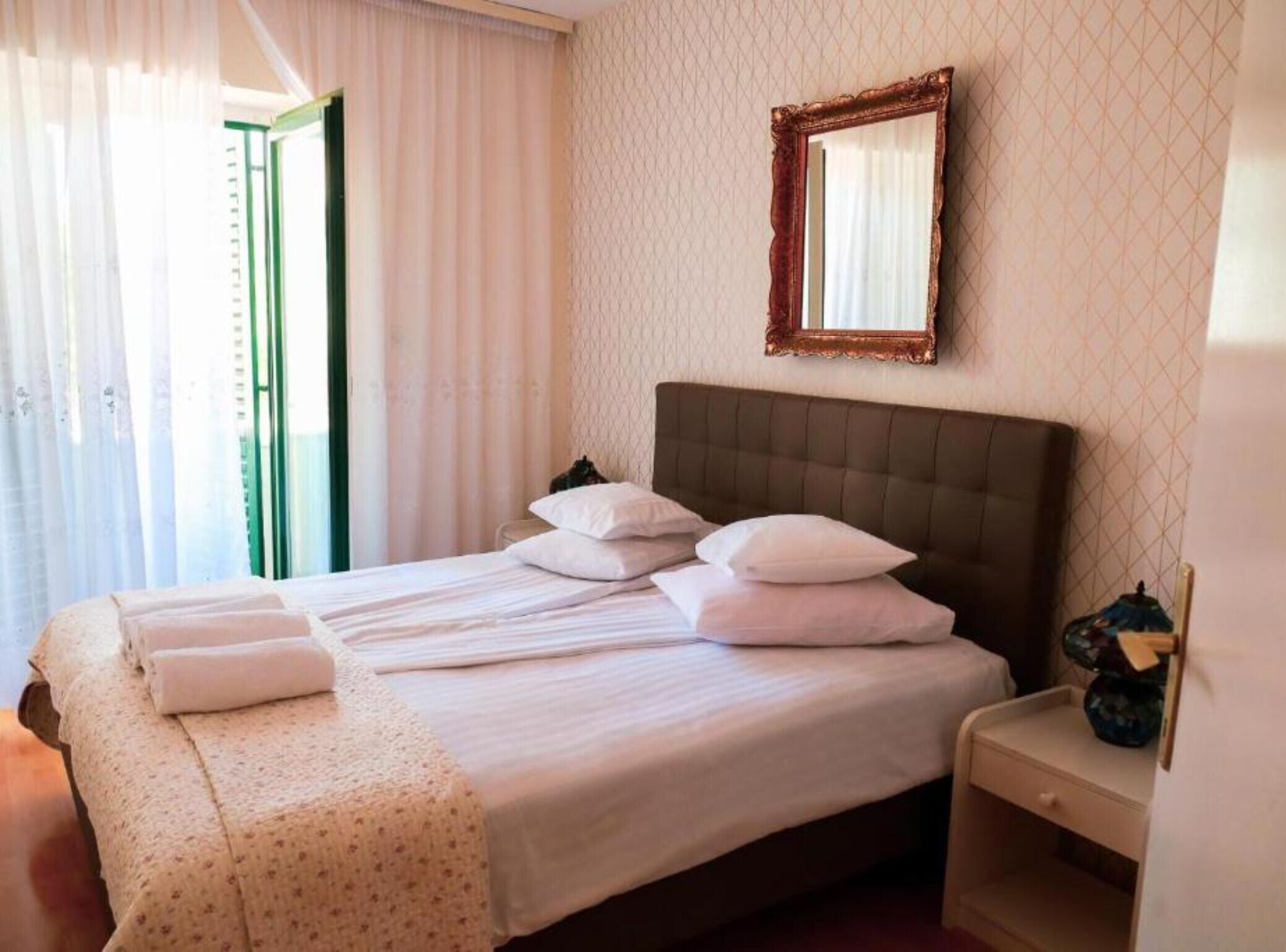 2 habitaciones, tabla de planchar con plancha, internet y ropa de cama 