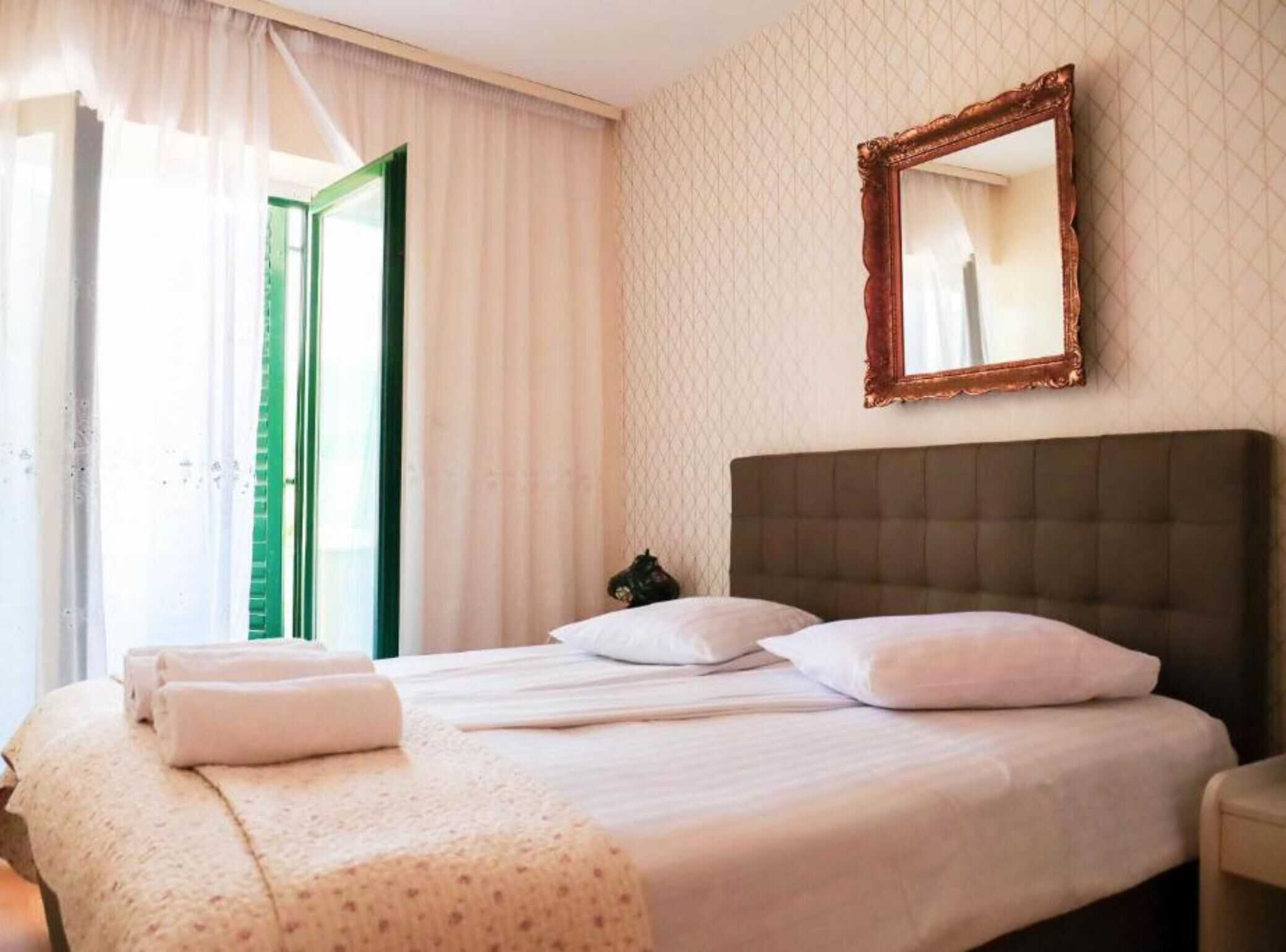 2 bedrooms, iron/ironing board, Internet, bed sheets