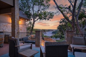 Terrace/patio - Luxe Villa + Epic Lake Views,+King beds, (Lago Vista)