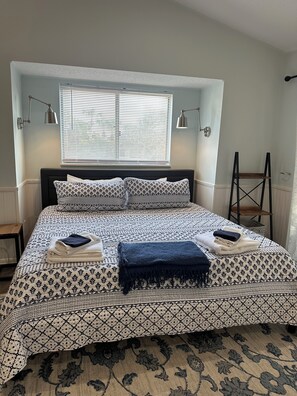 Een strijkplank/strijkijzer, gratis wifi, beddengoed