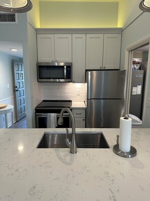 Een koelkast, een magnetron, een oven, een kookplaat