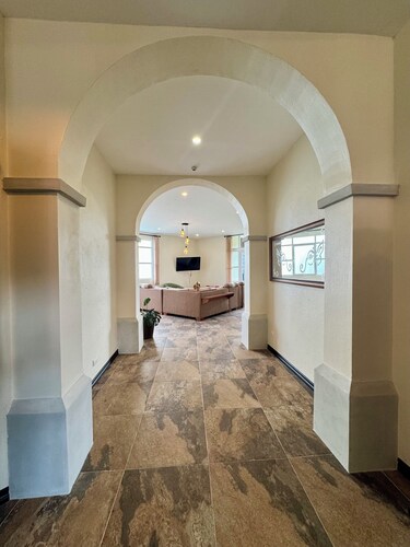 Escape the Cold- 2BR Mountain View Villa