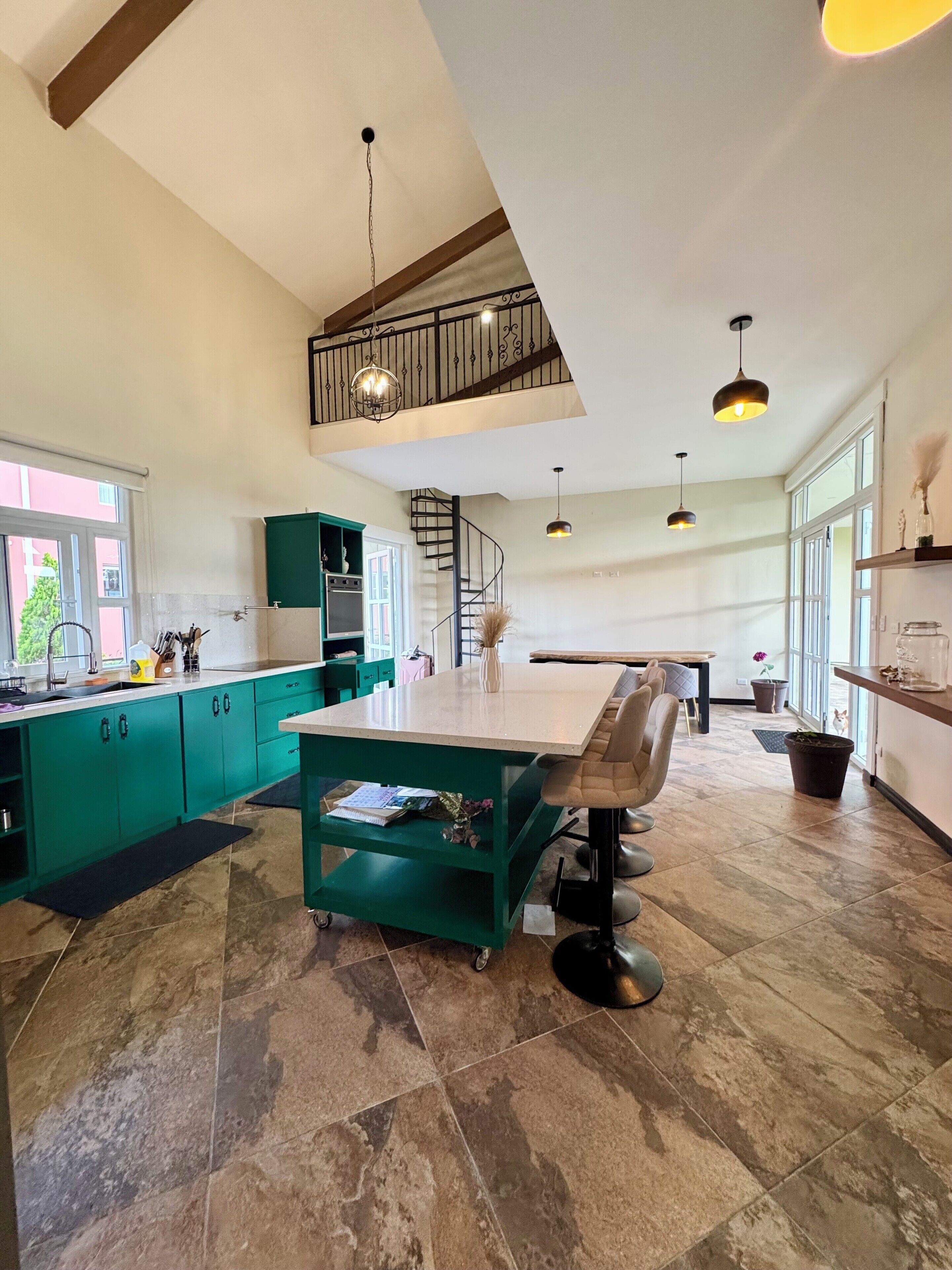 Réfrigérateur, micro-ondes, four, cafetière/bouilloire