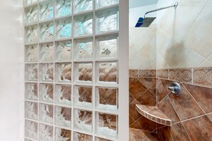 Hair dryer, towels - 2 Bedroom family-friendly retreat with fully-equipped kitchen, WiFi & central AC (San Pedro)