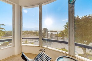 Interior - 2 Bedroom family-friendly retreat with fully-equipped kitchen, WiFi & central AC (San Pedro)