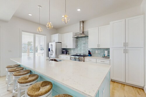 Stunning bay front home w private, heated pool & hot tub - fishing & boating hub