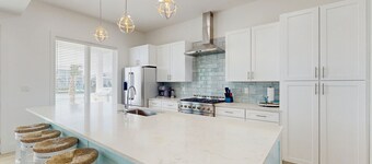 Stunning bay front home w private, heated pool & hot tub - fishing & boating hub