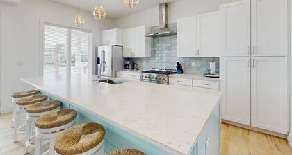 Stunning bay front home w private, heated pool & hot tub - fishing & boating hub