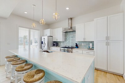 Stunning bay front home w private, heated pool & hot tub - fishing & boating hub