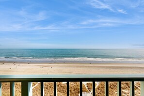 On the beach - Oceanfront condo with private balcony, pool, hot tub & lazy river (North Myrtle Beach)