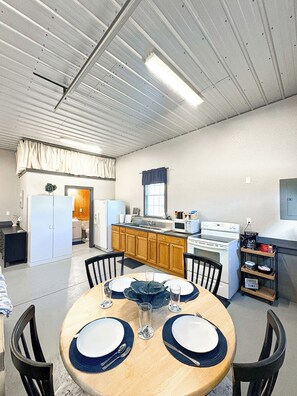 Dining - Stillwater Stay Pet-Friendly (Belhaven)