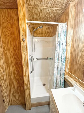 Douche, sĂšche-cheveux, serviettes fournies, savon