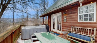 Family Fun Mountain Getaway | Hot Tub, Pool Table & Foosball