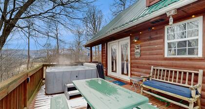 Family Fun Mountain Getaway | Hot Tub, Pool Table & Foosball